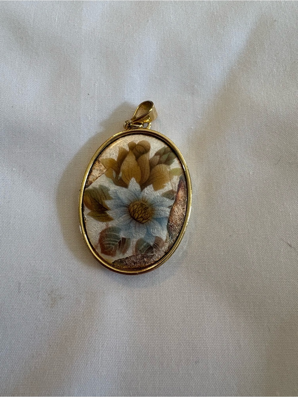 Source Unknown Gold-Tone Oval Floral Pendant with Blue and Yellow Flower